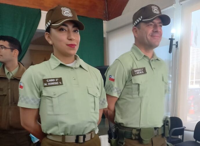 Zapatillas outdoor reflectantes y polera los nuevos uniformes de Carabineros que comienzan ahora su marcha blanca La Tercera