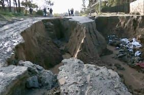 Sistema frontal deja dos socavones en Reñaca y Puchuncaví: cortan rutas y evalúan daños del terreno