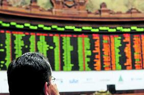 Bolsa se desinfla tras anuncio de nuevas cuarentenas y se aleja del umbral de 5.000 puntos