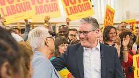 Keir Starmer bajo presión para acordar un plan de salida tras la aplastante derrota del Laborismo