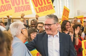Keir Starmer bajo presión para acordar un plan de salida tras la aplastante derrota del Laborismo
