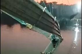 Al menos 60 muertos al derrumbarse un puente colgante en India