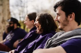 Sondeo global muestra que el 75% de las personas en Chile declara ser feliz