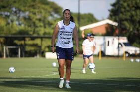 Karen Araya: “Nunca imaginé que pasaría de jugar en las canchas de Puente Alto a los estadios más lindos del mundo”