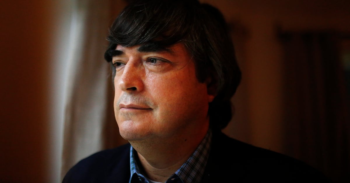 Una noche de cumpleaños que desnudó un matrimonio: impuntualidad, celos y silencios rotos