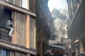 Los angustiantes registros del incendio en Plaza de Armas que mantiene a varias personas atrapadas