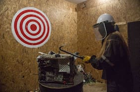 Así es la primera "sala de ira" de Chile, donde puedes ir a romperlo todo para desestresarte