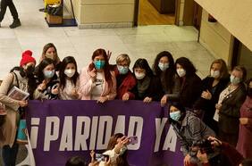Marchar o votar reforma tributaria: el malestar de diputadas feministas ante la presión de La Moneda para sacar proyecto el mismo 8 de marzo