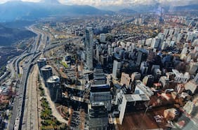 Salida de capitales de Chile se modera el último año y es la segunda menor desde el estallido social y el Covid