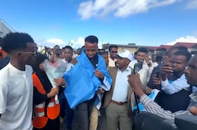 Árbitro que fue expulsado de Estados Unidos en la previa del Mundial es recibido como héroe en Somalia