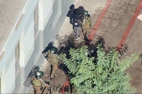 Hay siete detenidos: Carabineros refuerza despliegue en entornos educacionales de Santiago ante hechos de violencia escolar