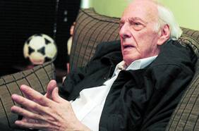 A una firma de la U y muy cerca de la Roja: las historias de César Luis Menotti con Chile