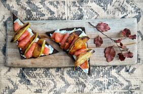 Aprende a hacer tostadas trufadas con salmón y membrillo