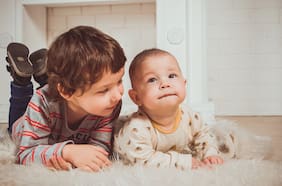 Por qué ser el hijo menor tiene más desventajas frente a los hermanos mayores, según distintos estudios