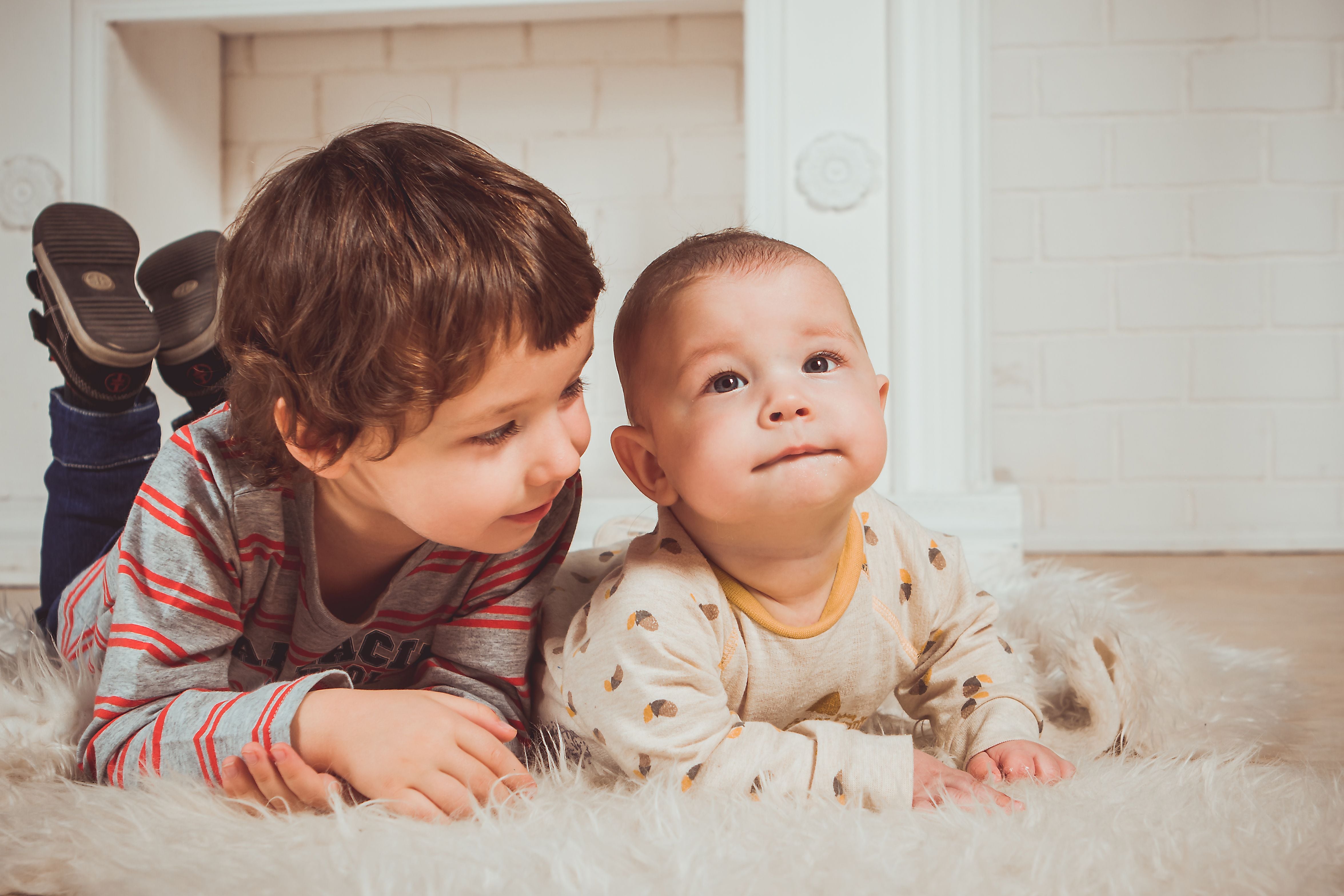 Por qué ser el hijo menor tiene más desventajas frente a los hermanos mayores, según distintos estudios