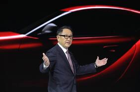 Otra vez habló: el jefe de Toyota critica la fulminante fiebre eléctrica de la industria automotriz