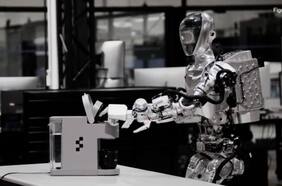Presentan el primer robot humanoide impulsado por inteligencia artificial capaz de servir café