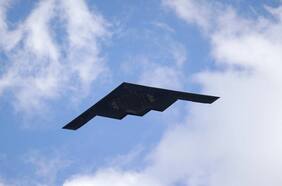 Estados Unidos envía bombarderos furtivos B-2 al océano Índico en una demostración de fuerza contra los hutíes e Irán