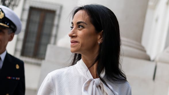 Ante alza “inevitable” de combustibles: Paulina Núñez compromete celeridad en tramitación de medidas económicas