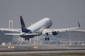 Bonos de aerolíneas brillan entre la deuda latinoamericana en dólares