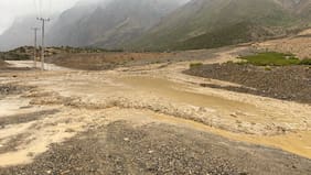 Remociones de masa en San José de Maipo dejan a más de 30 vehículos y una cantidad indeterminada de personas aisladas