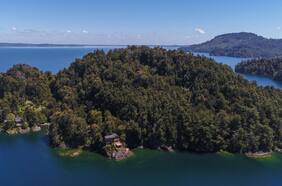 Atención veraneantes: si quieren una isla para pasar sus vacaciones, hay una a la venta en medio del Lago Puyehue