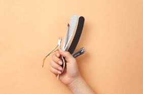 Manicure con polvo: la tendencia que cuida las uñas