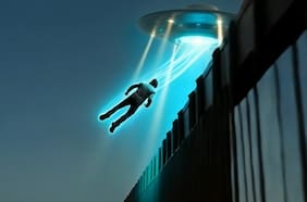“Caminan entre nosotros”: la campaña de Trump que compara a los migrantes indocumentados con aliens