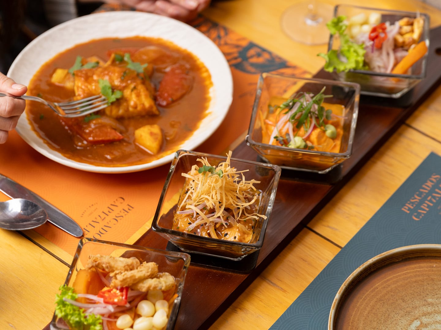 Pescados Capitales, gastronomía peruana contemporánea con más de diez variedades de pisco sour y maceraciones propias