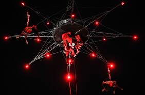 El sorprendente espectáculo gratuito de Santiago a Mil que lleva el circo al cielo