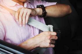 Estudio Conaset: en 2024 creció el uso del cinturón de seguridad, pero también la distracción al volante