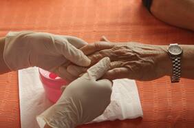 Estrategia única en el mundo: científicos chilenos prueban vacuna contra el cáncer de piel como herramienta para prevenir el alzheimer