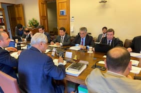 Crece respaldo en el Congreso para que se postergue entrada en vigencia del IVA a los servicios, pero Hacienda no da luces de modificar fecha