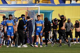El duro castigo a Everton por la invasión de sus hinchas ante la UC en medio de la pelea por no descender