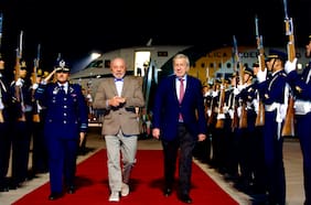 Arriban a Chile ‘Lula’ da Silva y Yamandú Orsi para participar en cumbre “Democracia Siempre”