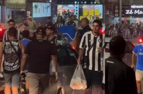 Hincha de la U se tuvo que sacar la camiseta tras tenso momento con la barra de Botafogo
