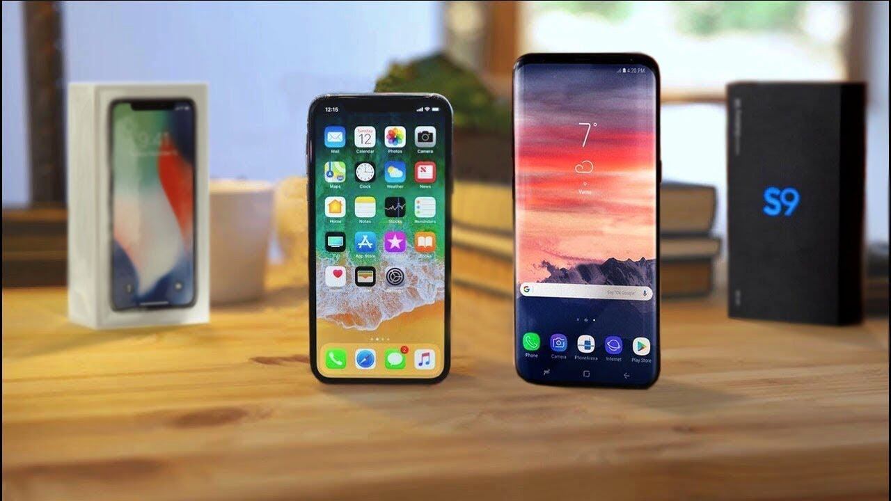 ¿Qué habría pasado si en vez de comprar un iPhone o un Galaxy en 2021 hubieras adquirido acciones de Apple y Samsung?