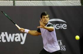 Christian Garin se luce en un entrenamiento con la camiseta de su nuevo equipo de fútbol en Río de Janeiro