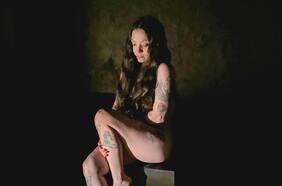Mon Laferte cantará desnuda en su exposición en Matucana 100