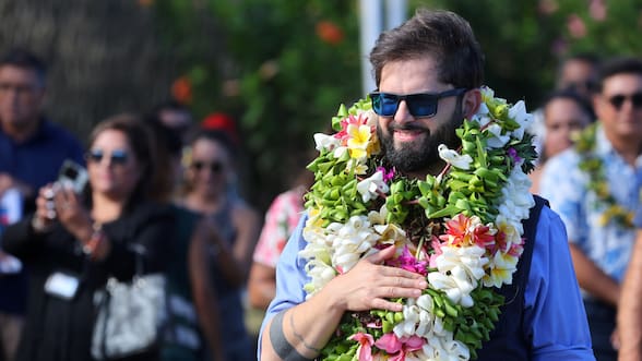 Presidente Boric aterriza en Rapa Nui en medio de los cuestionamientos a su visita a la isla