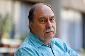 Julio Pinto, historiador: “Descalificar a Boric por su juventud es ofensivo hacia él y hacia quienes votaron por él”