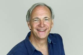 Ray Dalio, referente mundial de las inversiones, asegura que hay una burbuja por la IA, pero no llama al pánico