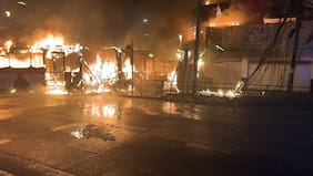 Acudieron 100 bomberos y hubo siete fallecidos: por qué un bus terminó completamente calcinado tras un choque en Santiago