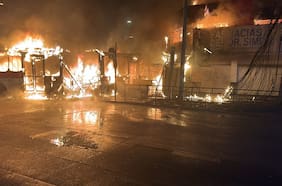 Acudieron 100 bomberos y hubo siete fallecidos: por qué un bus terminó completamente calcinado tras un choque en Santiago