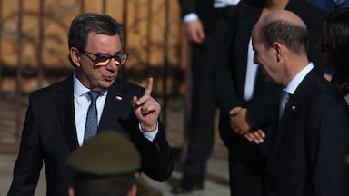 El encendido intercambio entre Arrau y Barros en el chat de ministros por el 18-O