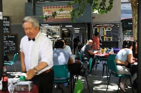 El Bar Las Tejas llegó al Paseo Bulnes con todo su sabor y tradición