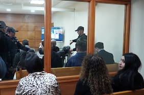 Tribunal rechaza petición de prisión preventiva y decreta arraigo nacional para estudiantes imputados por la agresión a ministra Lincolao