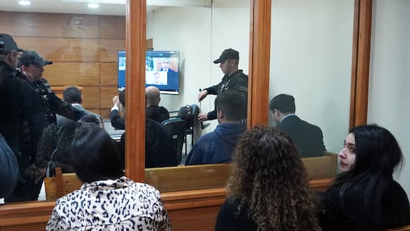 Tribunal rechaza petición de prisión preventiva y decreta arraigo nacional para estudiantes imputados por la agresión a ministra Lincolao
