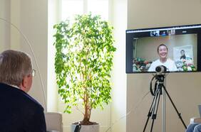 Presidente del COI habla por videollamada con la tenista Peng Shuai: “Dijo que está bien”