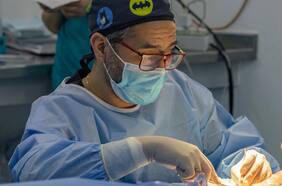 Cómo técnica única en el mundo para donar piel humana viva creada por médico chileno salva vida de un niño